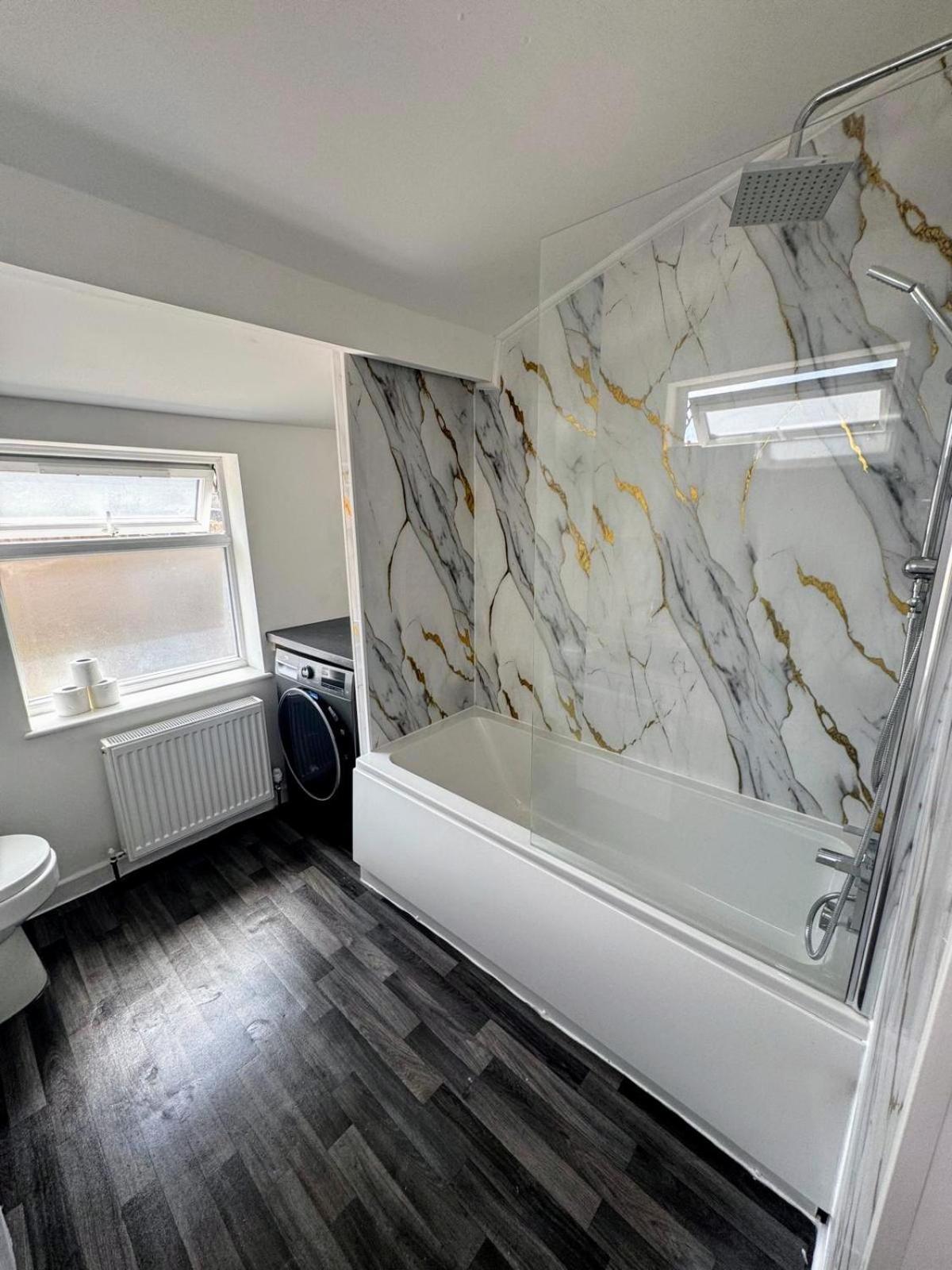 Compact Budget - 9 Mins To Centre Habitación en casa particular